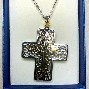 NWT Hidden Cross Pendant Necklace